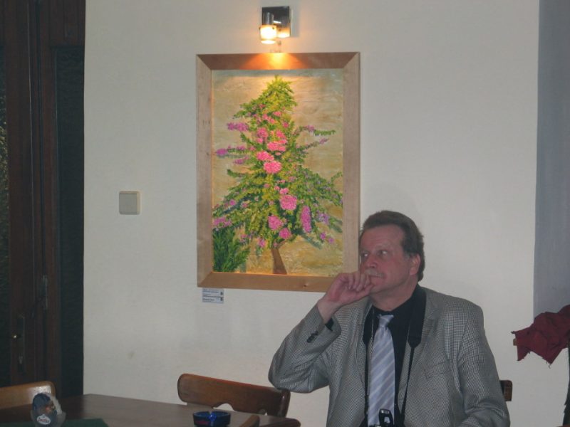 Ing. Kurt Blenz neben "Blühenden Baum"
