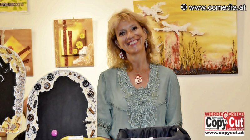 Maria beim Messestand